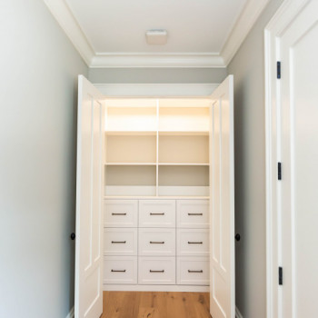 Office-Reach-In-Closet-2-1